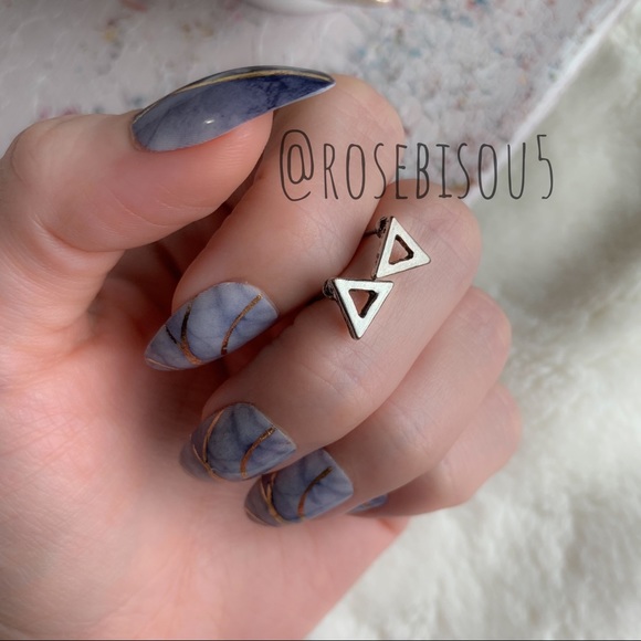 💋🆕Open Triangle Silver Stud Earrings - Picture 7 of 7